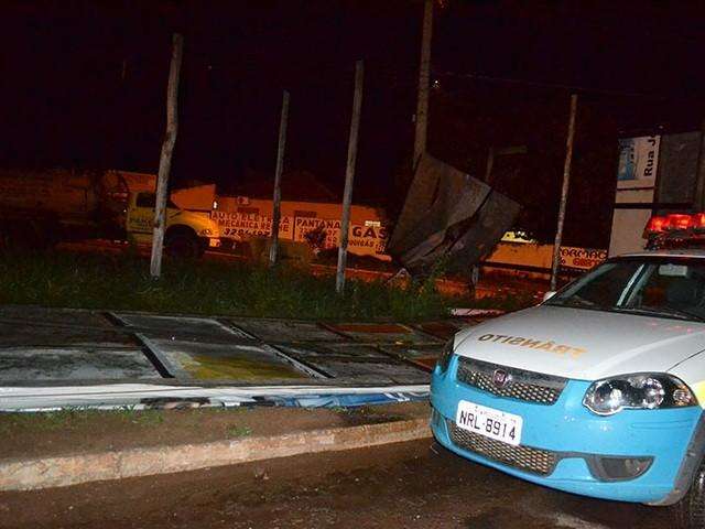 Outdoor desaba durante temporal e fere motociclista de 39 anos