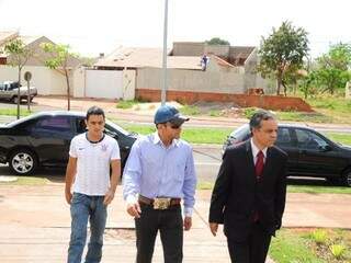 Emerson e Luiz Flávio chegam à delegacia acompanhado do advogado. (Foto: Rodrigo Pazinato)