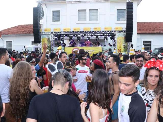 Em dia com 35 mil na Esplanada, 33 b&ecirc;bados e 12 em coma s&atilde;o socorridos
