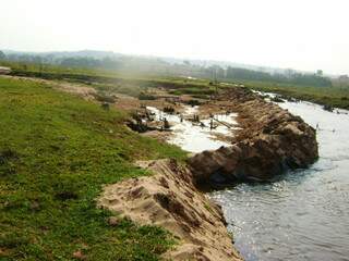 Córrego foi desviado por mineradora. (Foto: PMA)