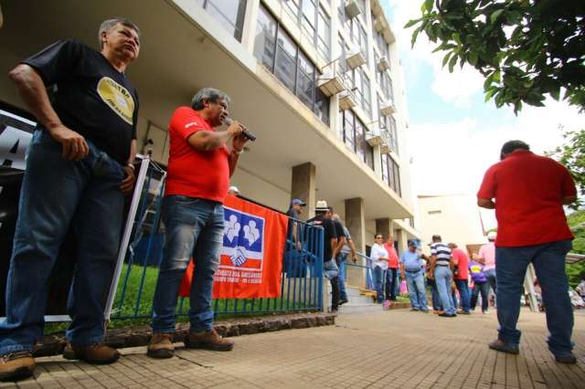 Contra reforma previdenci&aacute;ria, protesto re&uacute;ne sindicalistas em frente ao INSS 