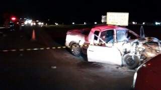 Pelo menos duas pessoas morreram na colisão envolvendo uma camionete e carro de passeio.(Foto:Divulgação)