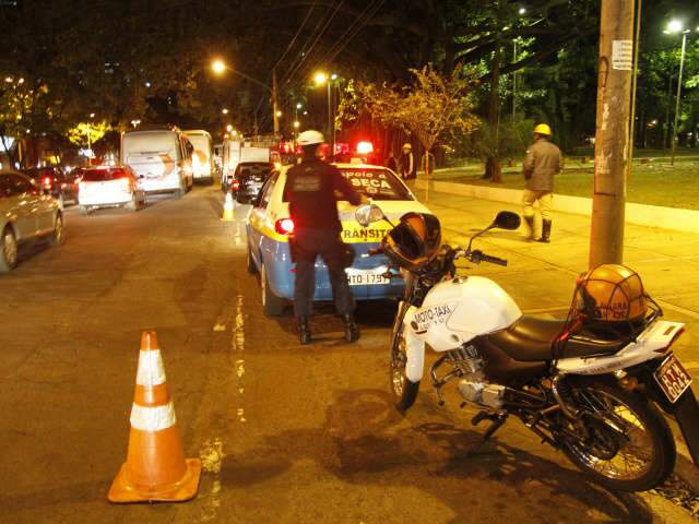  Colis&atilde;o deixa motociclista ferido e causa congestionamento na Afonso Pena