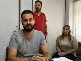 Diretor da Emha, Eneas Carvalho, com seus assessores durante entrevista coletiva (Foto: Kleber Clajus)