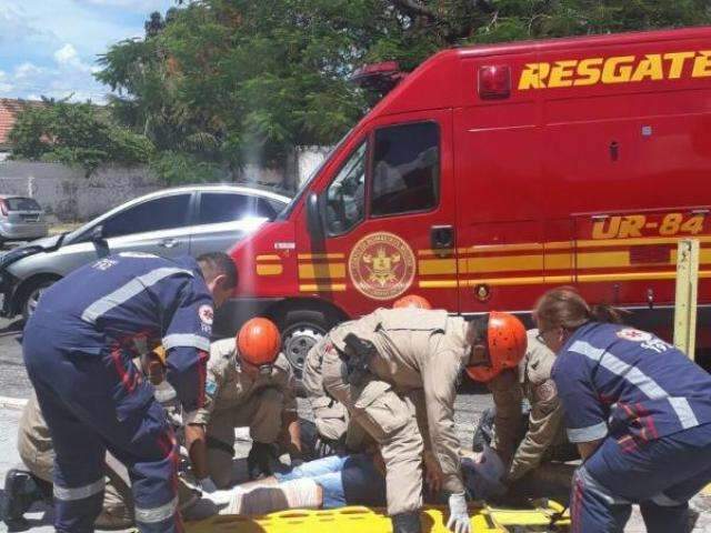 Motociclista bate em carro, tem perna amputada e morre em hospital