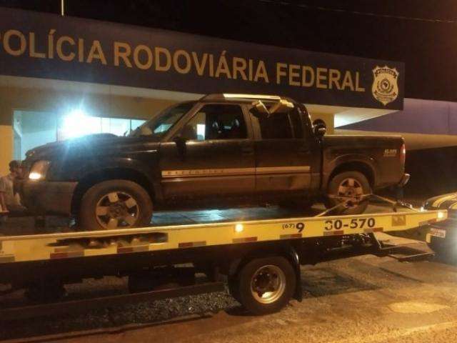 Ap&oacute;s persegui&ccedil;&atilde;o, dupla abandona caminhonete com quase meia tonelada de maconha