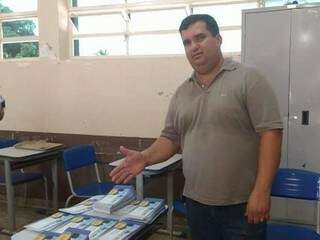 Vereador mostra boletos de IPTU entregues a moradores de Vila Vargas (Foto: Divulgação)