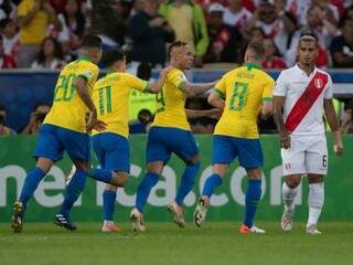 Jogadores do Brasil comemoram gol de Cebolinha no Maracanã (Foto: Mowa Press)