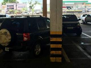 Carro ocupou duas vagas para estacionar(Foto: Divulgação)