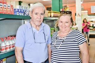 Roberto na mercearia ao lado da esposa Nereide Carmo (Foto: Alana Portela)