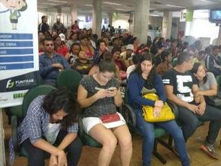 Sala de espera da Funtrab, em Campo Grande, nesta segunda-feira; órgão comemora os índices de março (Foto: Leonardo Rocha)