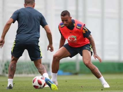 Durante treino, lateral Danilo sofre nova lesão e está fora da Copa do Mundo