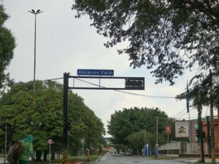 Pancadas de chuva estouram bueiros, alagam ruas e derrubam sete &aacute;rvores