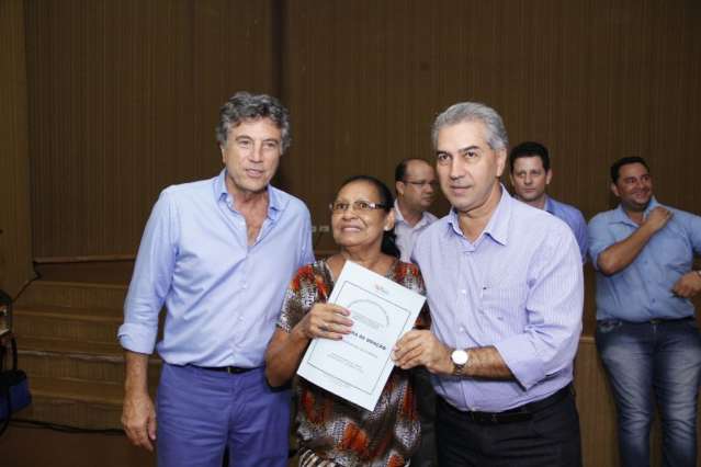 Em entrega de escrituras, Reinaldo e Murilo cobram dec&ecirc;ncia na pol&iacute;tica