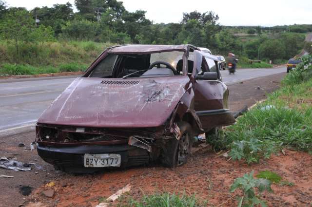 Motorista perde controle de carro, capota e &eacute; arremessado fora da pista