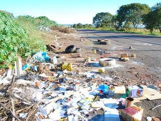 Pneus, restos de tinta e material tóxico são alguns dos materiais que se encontram às margens da rodovia. (Foto: Rodrigo Pazinato)