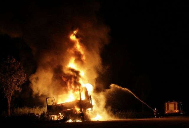  Caminh&atilde;o pega fogo e fica destru&iacute;do na BR-163 em Coxim 