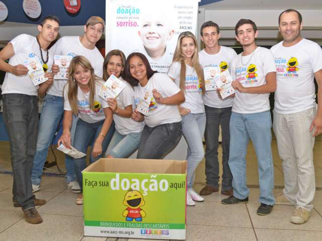 Acad&ecirc;micos de Publicidade fazem arrecada&ccedil;&atilde;o de brinquedos e fraldas para a AACC