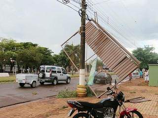 Porão de residência foi arrancado com a força dos ventos. (Foto: Valderi Tomé/Região News)