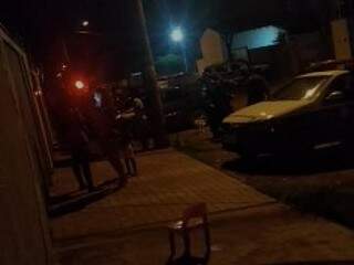 Rua Graciana Maria do Rosário, onde ocorreu o crime esta noite (29). (Foto: Direto das Ruas) 