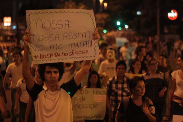 Sa&uacute;de, tarifa e pol&iacute;ticos lideram prefer&ecirc;ncia em cartazes de protesto 