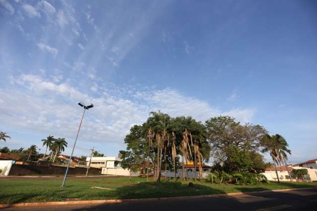 Domingo tem predomínio de sol e pancadas de chuva no Estado