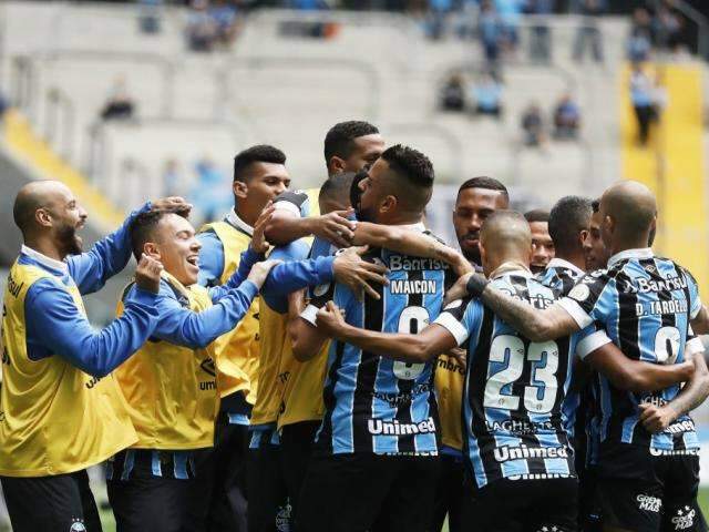 Gr&ecirc;mio bate Botafogo por 3 a 0 e se aproxima do G6 do Brasileir&atilde;o