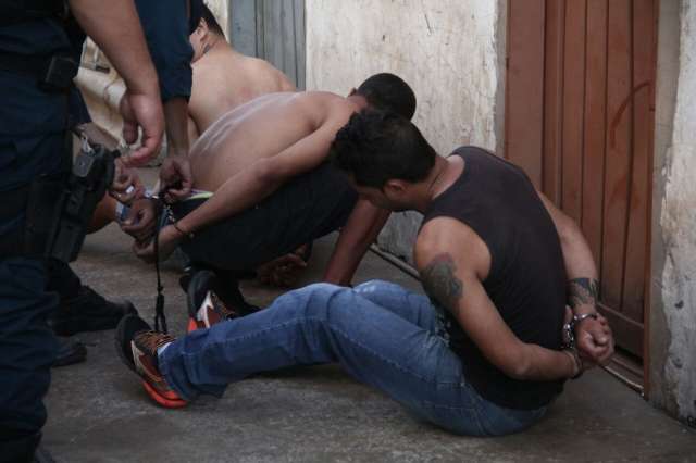Trio &eacute; preso ap&oacute;s tumultuar em supermercado e ficar nu para PM