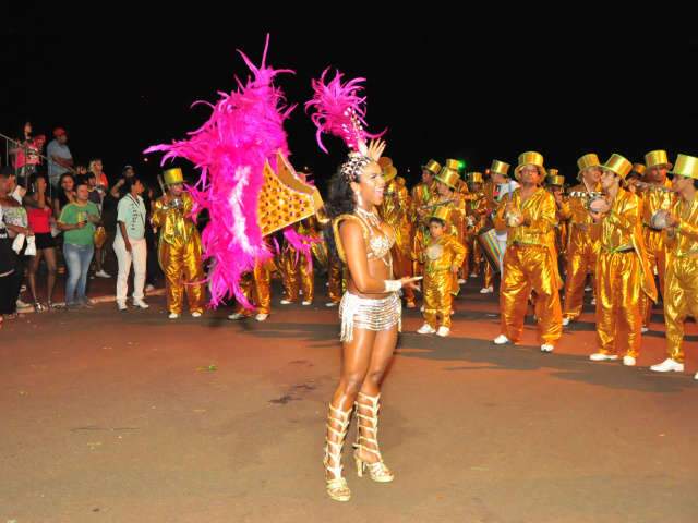 Desfile em Campo Grande tem musas locais e belezas vindas da Alemanha