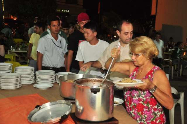 Para acompanhar a sinuca e o futebol, bar serve bom e velho carreteiro