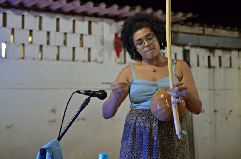 Joyce Gomes mostra toques da capoeira