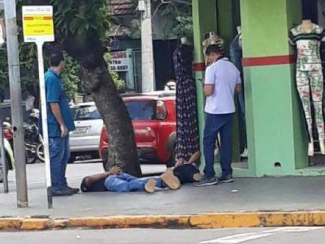 Em carro descaracterizado, abordagem com armamento pesado assusta no Centro