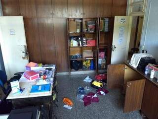 Armários, caixas e pertences das salas ficaram espalhados pelo chão. (Foto: Direto das Ruas)