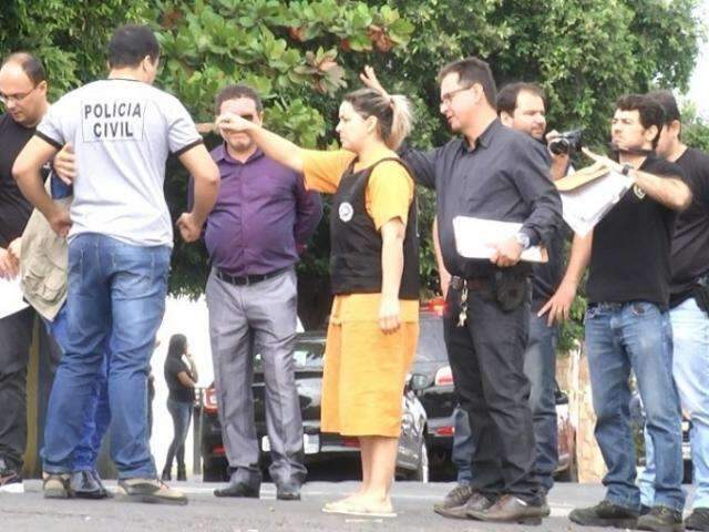 Pol&iacute;cia apura se homem esfaqueado por &quot;estranha&quot; foi agredido antes do crime