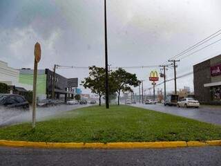 Avenida Mato Grosso na tarde desta terça-feira (dia 5), depois da pancada de chuva registrada hoje. (Foto: Kísie Ainoã).