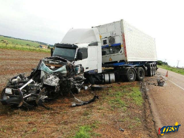  Dois morrem em acidente entre caminhonete e carreta na BR-163
