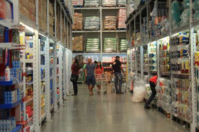 Crise econ&ocirc;mica aumenta demanda de consumidores finais em atacarejos 