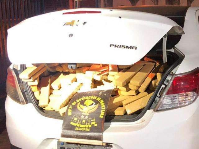 Carro roubado &eacute; apreendido com quase meia tonelada de maconha