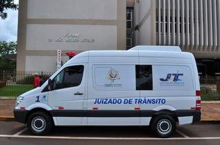 Van do Juizado de Trânsito ficará à disposição da população de Dourados para intermediar acidentes sem vítimas (Foto: Eliel Oliveira)