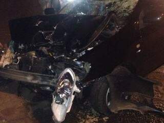 Carro ficou com a frente destruída após bater em moto (Foto: Direto das Ruas)