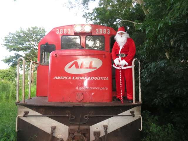 Papai Noel troca o tren&oacute; pela locomotiva para alegrar as crian&ccedil;as