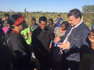 Paulo Pimenta, presidente da Comissão de Direitos Humanos e Minorias da Câmara, conversa com índios na fazenda Madama (Foto: Divulgação)