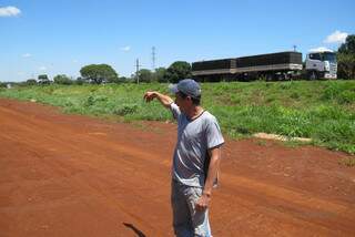 Morador mostra margens da BR-163 no trecho que corta a cidade. Faltam obras de urbanização. (Foto: Divulgação)