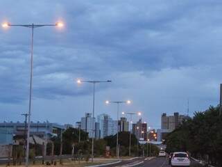 Céu amanheceu nublado em Campo Grande e previsão é de chuva e trovoadas (Foto: Henrique Kawaminami) 