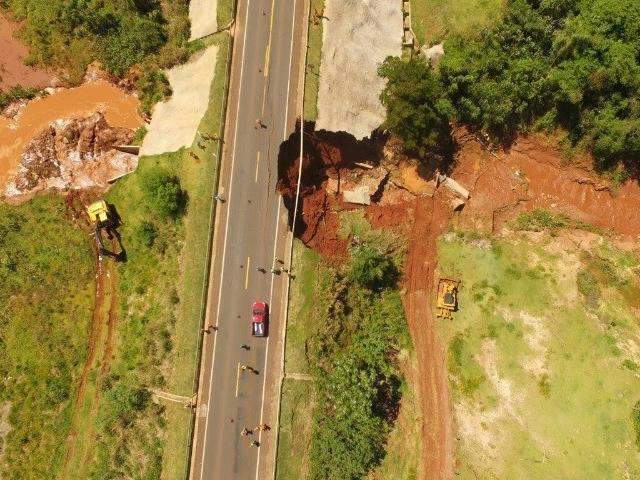 Trecho da BR-163 continua interditado para obras ap&oacute;s rompimento de duto