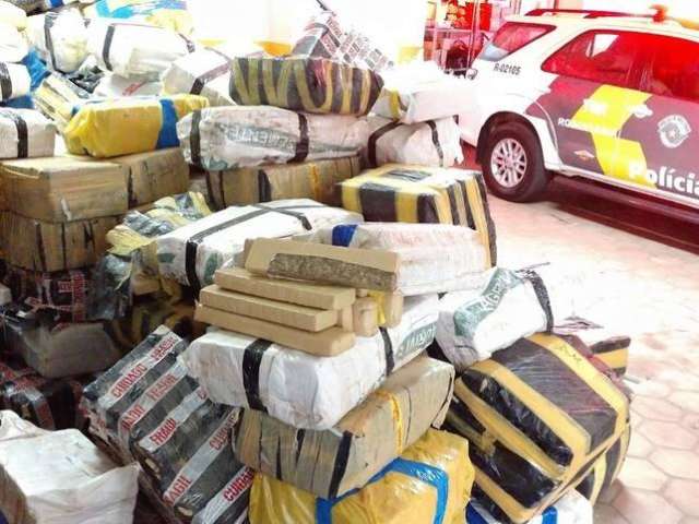 Motorista &eacute; preso com 7 toneladas de maconha escondida em carga de aveia 
