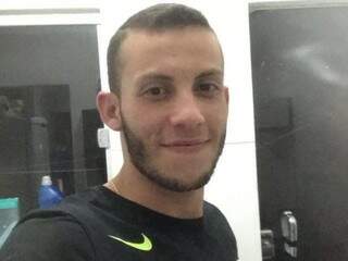 Jovem de 21 anos morre a caminho do hospital ap&oacute;s cair de moto em avenida 