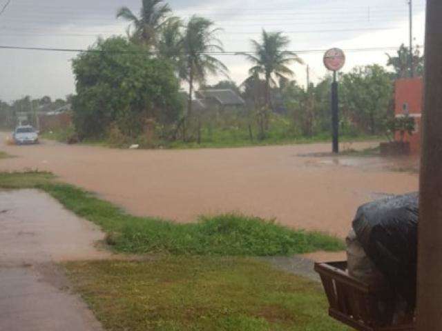 Chuva chega mais cedo com poste derrubado e alagamentos