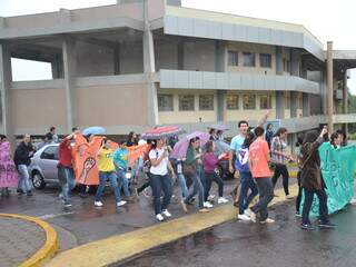 Movimentação reuniu, segundo a Adufms, cerca de 300 professores, servidores e estudantes. (Foto: Simão Nogueira)