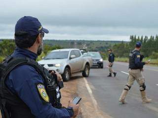 Policiais rodoviários federais em fiscalização nas rodovias (Foto: Divulgação/ PRF)